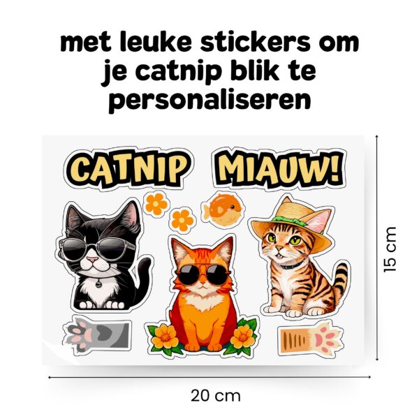 Een mooi herbruikbaar blik met Europese bio-catnip. Extra: een stickervel met katjes om je blik te personaliseren. Leuk voor jezelf of om te geven aan een andere cat lover.